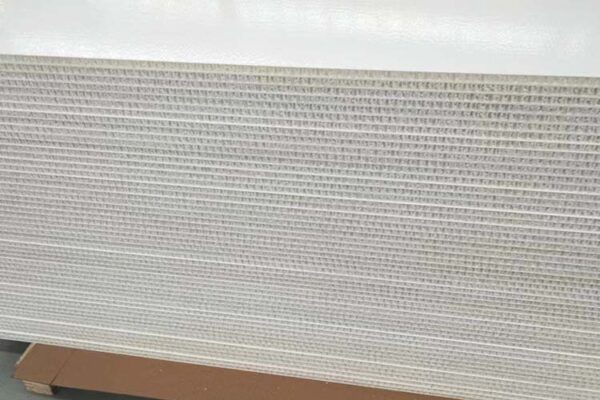 Carrocería para carga seca fabricada con paneles de nido de abeja de polipropileno termoplástico - Image 3